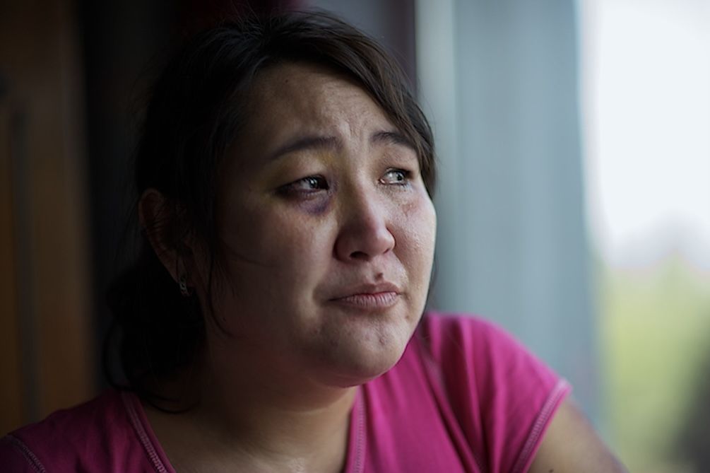 Женщины, пережившие домашнее насилие, и сотрудники кризисного центра «Подруги» в Алматы, помогающие им начать новую жизнь, домашнее насилие, кризисный центр, Подруги, женщины Казахстана, Алматы, Карлыгаш Нуржан, насилие в семье, социальные проблемы, Shanger.kz