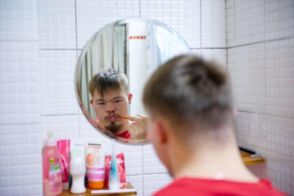 Ростислав Кобец — особенный автор с синдромом Дауна, участник проекта «Особое мнение» Huawei, фотограф и актёр инклюзивного театра, особое мнение, Ростислав Кобец, Huawei, инклюзия, синдром Дауна, особенные люди, Казахстан, фоторепортаж, социальный проект, Карлыгаш Нуржан, Shanger.kz