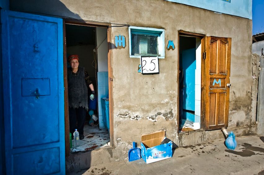 Жизнь людей на барахолке Алматы: торговцы, грузчики и семьи, живущие в микрорайоне «Заря Востока», среди контейнеров, труда и надежд. Алматы, Заря Востока, барахолка, рынок, челноки, мигранты, труд, торговля, городская жизнь, Карлыгаш Нуржан, Shanger.kz