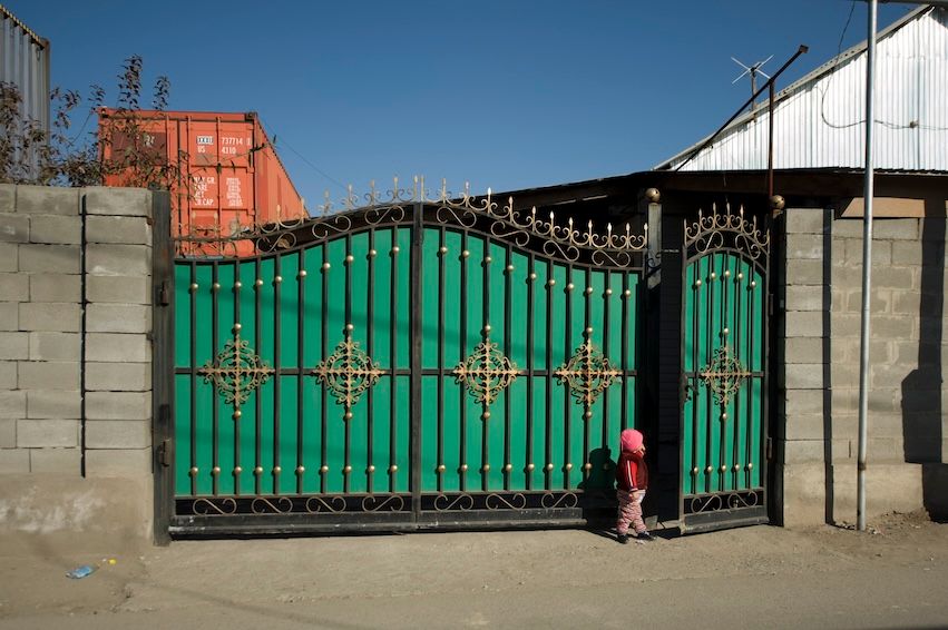 Жизнь людей на барахолке Алматы: торговцы, грузчики и семьи, живущие в микрорайоне «Заря Востока», среди контейнеров, труда и надежд. Алматы, Заря Востока, барахолка, рынок, челноки, мигранты, труд, торговля, городская жизнь, Карлыгаш Нуржан, Shanger.kz