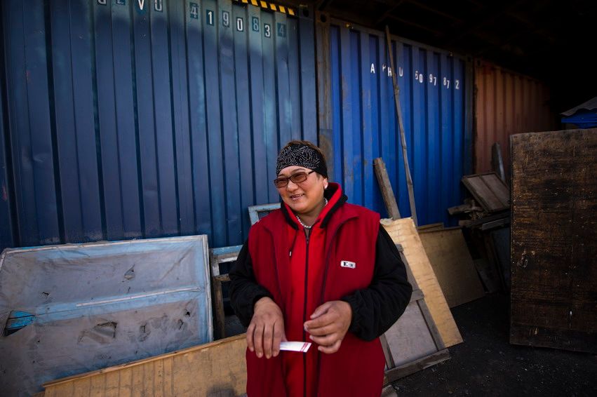 Жизнь людей на барахолке Алматы: торговцы, грузчики и семьи, живущие в микрорайоне «Заря Востока», среди контейнеров, труда и надежд. Алматы, Заря Востока, барахолка, рынок, челноки, мигранты, труд, торговля, городская жизнь, Карлыгаш Нуржан, Shanger.kz
