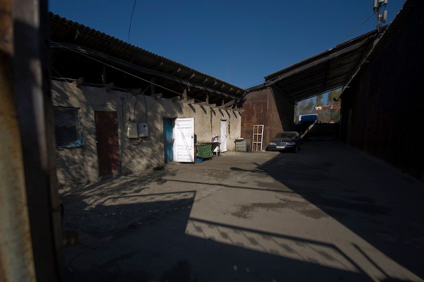 Жизнь людей на барахолке Алматы: торговцы, грузчики и семьи, живущие в микрорайоне «Заря Востока», среди контейнеров, труда и надежд. Алматы, Заря Востока, барахолка, рынок, челноки, мигранты, труд, торговля, городская жизнь, Карлыгаш Нуржан, Shanger.kz