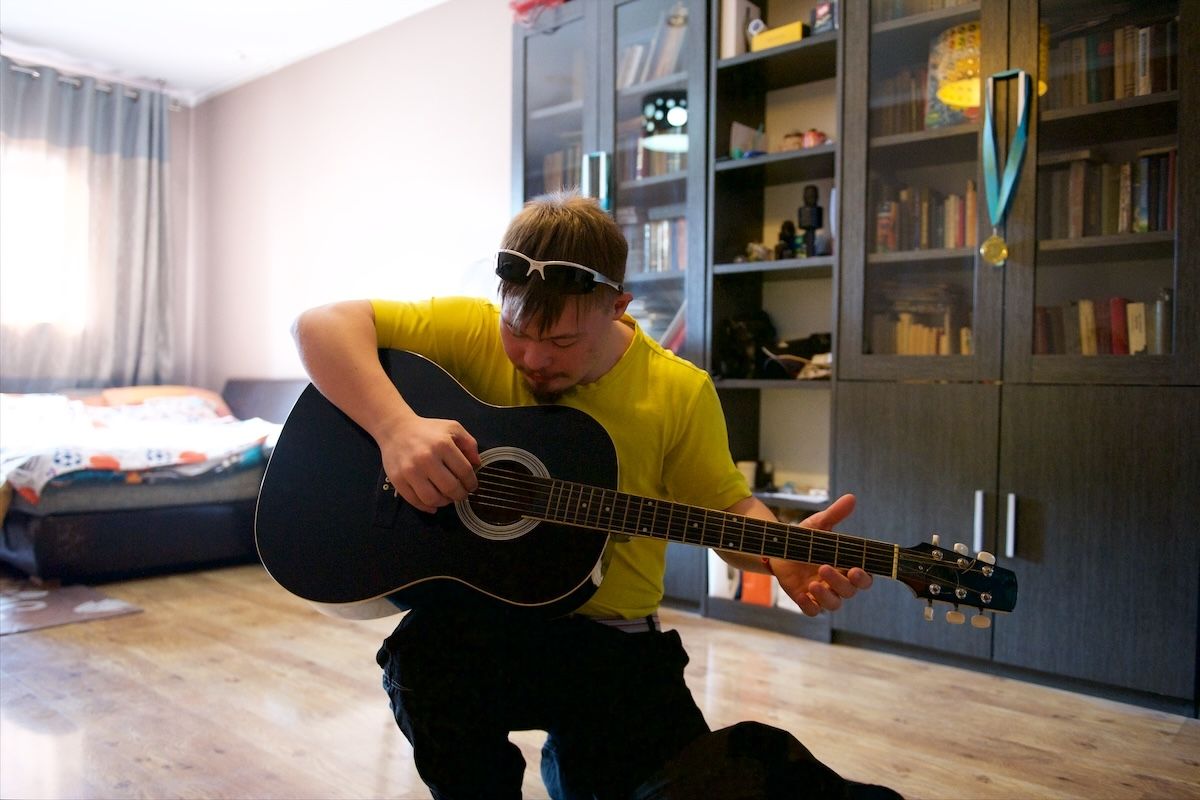 Ростислав Кобец — особенный автор с синдромом Дауна, участник проекта «Особое мнение» Huawei, фотограф и актёр инклюзивного театра, особое мнение, Ростислав Кобец, Huawei, инклюзия, синдром Дауна, особенные люди, Казахстан, фоторепортаж, социальный проект, Карлыгаш Нуржан, Shanger.kz