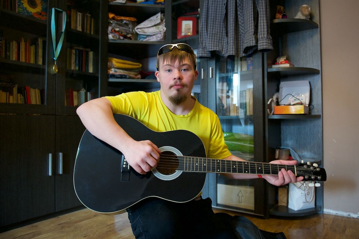 Ростислав Кобец — особенный автор с синдромом Дауна, участник проекта «Особое мнение» Huawei, фотограф и актёр инклюзивного театра, особое мнение, Ростислав Кобец, Huawei, инклюзия, синдром Дауна, особенные люди, Казахстан, фоторепортаж, социальный проект, Карлыгаш Нуржан, Shanger.kz