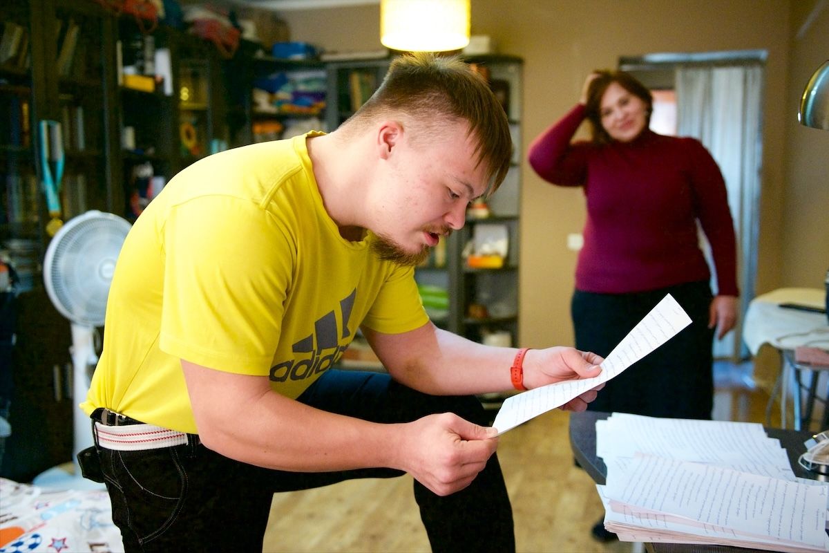 Ростислав Кобец — особенный автор с синдромом Дауна, участник проекта «Особое мнение» Huawei, фотограф и актёр инклюзивного театра, особое мнение, Ростислав Кобец, Huawei, инклюзия, синдром Дауна, особенные люди, Казахстан, фоторепортаж, социальный проект, Карлыгаш Нуржан, Shanger.kz