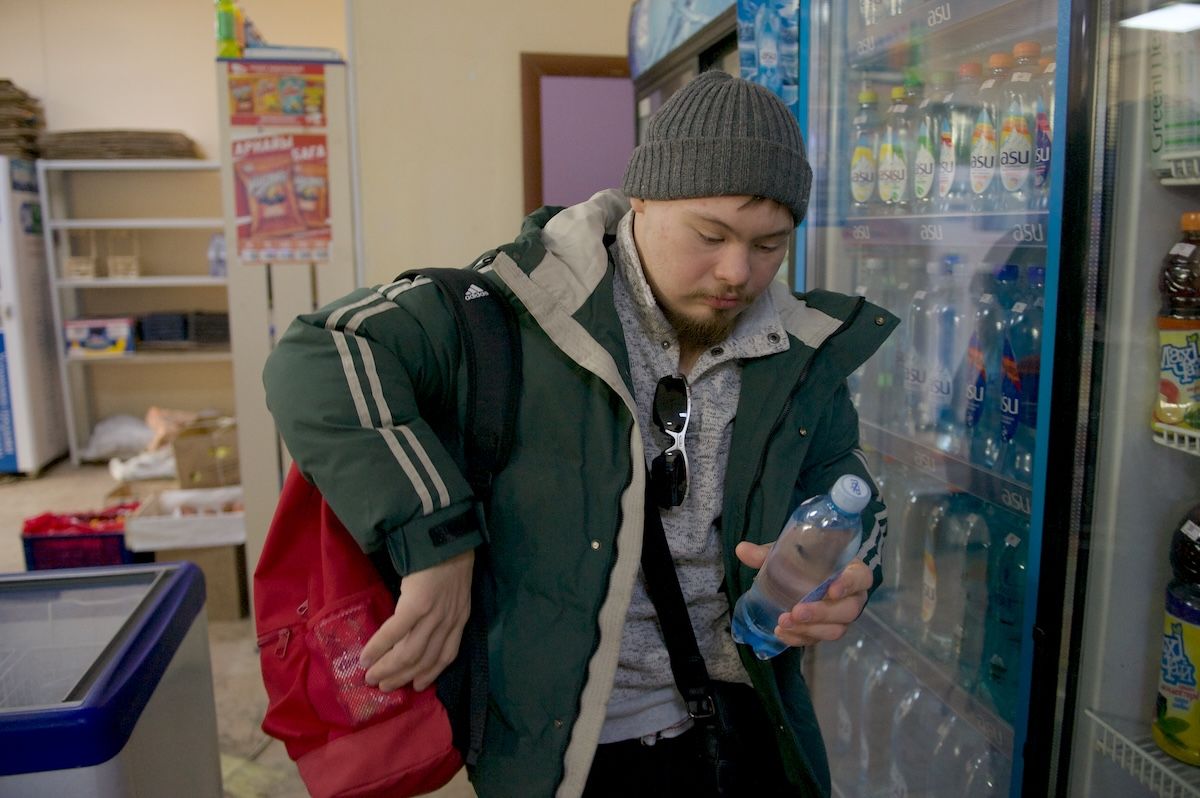 Ростислав Кобец — особенный автор с синдромом Дауна, участник проекта «Особое мнение» Huawei, фотограф и актёр инклюзивного театра, особое мнение, Ростислав Кобец, Huawei, инклюзия, синдром Дауна, особенные люди, Казахстан, фоторепортаж, социальный проект, Карлыгаш Нуржан, Shanger.kz