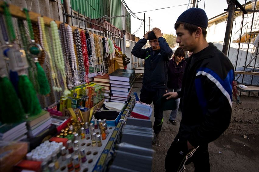 Жизнь людей на барахолке Алматы: торговцы, грузчики и семьи, живущие в микрорайоне «Заря Востока», среди контейнеров, труда и надежд. Алматы, Заря Востока, барахолка, рынок, челноки, мигранты, труд, торговля, городская жизнь, Карлыгаш Нуржан, Shanger.kz
