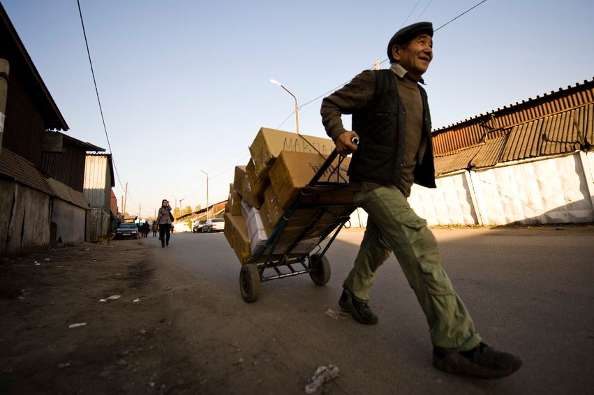 Жизнь людей на барахолке Алматы: торговцы, грузчики и семьи, живущие в микрорайоне «Заря Востока», среди контейнеров, труда и надежд. Алматы, Заря Востока, барахолка, рынок, челноки, мигранты, труд, торговля, городская жизнь, Карлыгаш Нуржан, Shanger.kz