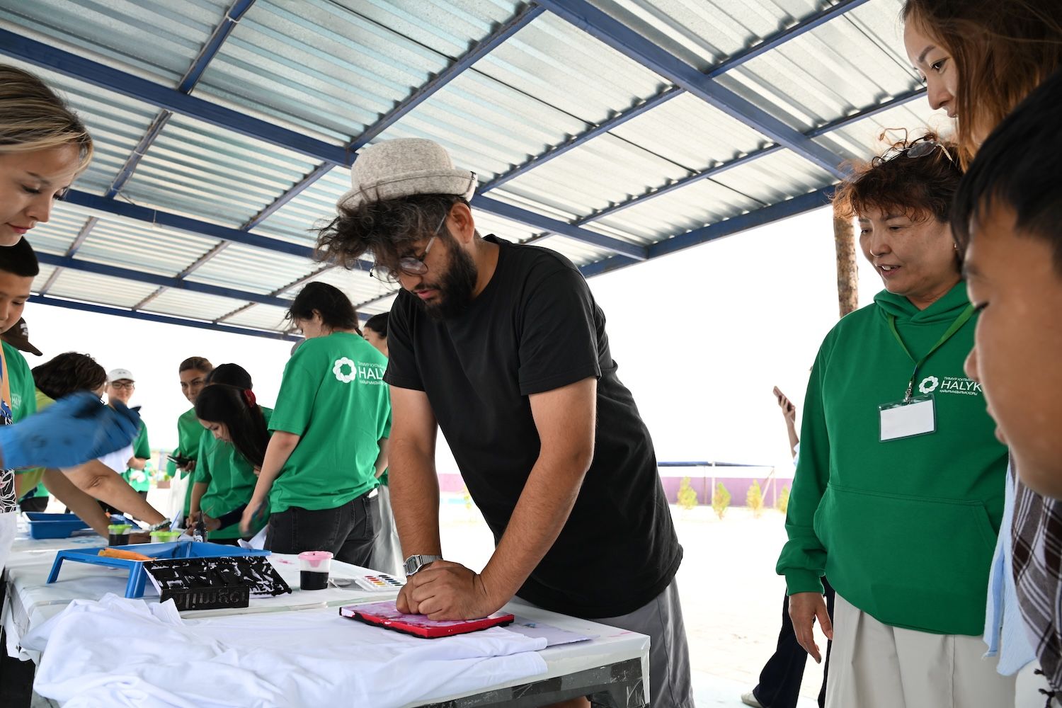Маңғыстау облысындағы Bolashaq.me кәсіби бағдар лагерінің қатысушылары командалық жобалармен жұмыс істеп жатыр. Тәлімгер, Bolashaq.me, Маңғыстау облысы, кәсіби бағдар, кәсіпкерлік, білім, оқушылар, студенттер, жастар, Тимур Құлыбаев