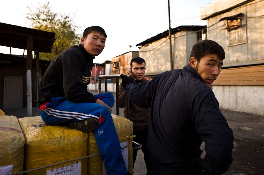 Жизнь людей на барахолке Алматы: торговцы, грузчики и семьи, живущие в микрорайоне «Заря Востока», среди контейнеров, труда и надежд. Алматы, Заря Востока, барахолка, рынок, челноки, мигранты, труд, торговля, городская жизнь, Карлыгаш Нуржан, Shanger.kz