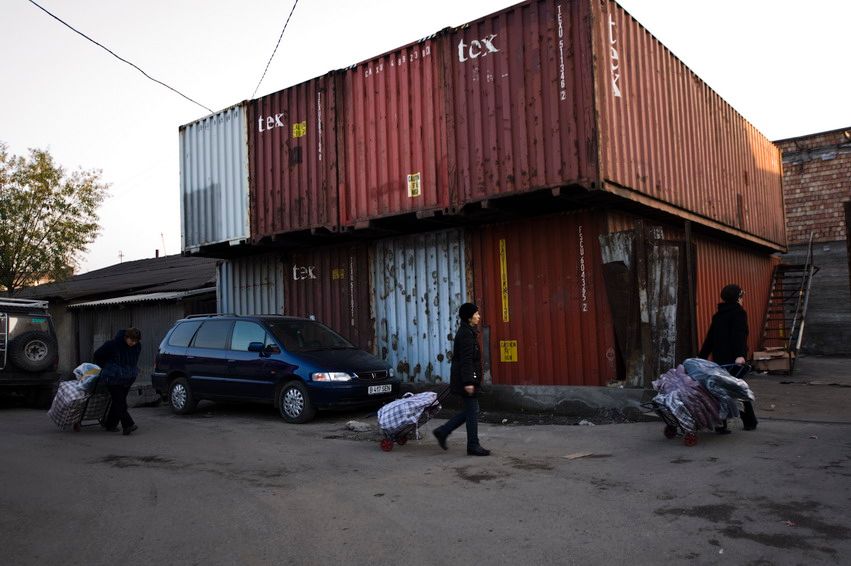 Жизнь людей на барахолке Алматы: торговцы, грузчики и семьи, живущие в микрорайоне «Заря Востока», среди контейнеров, труда и надежд. Алматы, Заря Востока, барахолка, рынок, челноки, мигранты, труд, торговля, городская жизнь, Карлыгаш Нуржан, Shanger.kz