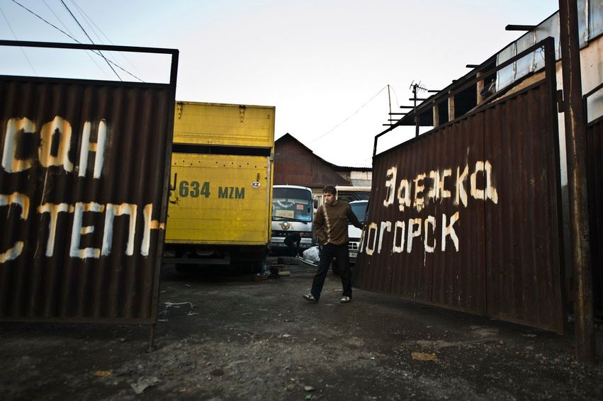 Жизнь людей на барахолке Алматы: торговцы, грузчики и семьи, живущие в микрорайоне «Заря Востока», среди контейнеров, труда и надежд. Алматы, Заря Востока, барахолка, рынок, челноки, мигранты, труд, торговля, городская жизнь, Карлыгаш Нуржан, Shanger.kz
