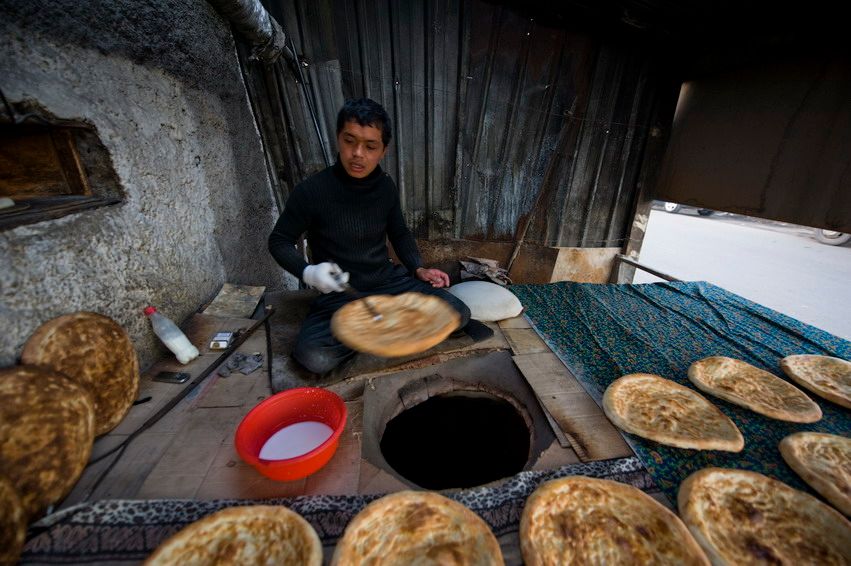 Жизнь людей на барахолке Алматы: торговцы, грузчики и семьи, живущие в микрорайоне «Заря Востока», среди контейнеров, труда и надежд. Алматы, Заря Востока, барахолка, рынок, челноки, мигранты, труд, торговля, городская жизнь, Карлыгаш Нуржан, Shanger.kz