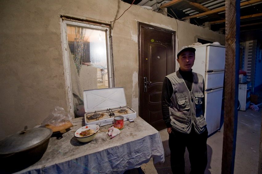 Жизнь людей на барахолке Алматы: торговцы, грузчики и семьи, живущие в микрорайоне «Заря Востока», среди контейнеров, труда и надежд. Алматы, Заря Востока, барахолка, рынок, челноки, мигранты, труд, торговля, городская жизнь, Карлыгаш Нуржан, Shanger.kz