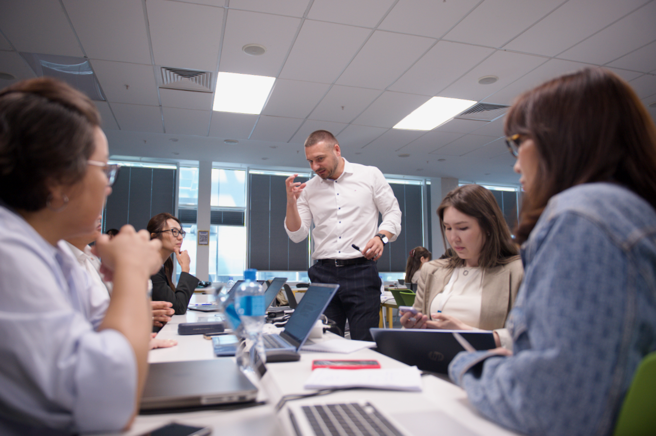Преподаватели и студенты Альянса вузов NNEF обсуждают применение искусственного интеллекта с представителями отраслей, NNEF, Альянс вузов, искусственный интеллект, AI, сотрудничество вузов и отраслей, цифровая трансформация Казахстана, образование будущего