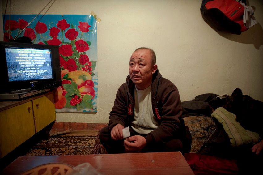 Жизнь людей на барахолке Алматы: торговцы, грузчики и семьи, живущие в микрорайоне «Заря Востока», среди контейнеров, труда и надежд. Алматы, Заря Востока, барахолка, рынок, челноки, мигранты, труд, торговля, городская жизнь, Карлыгаш Нуржан, Shanger.kz