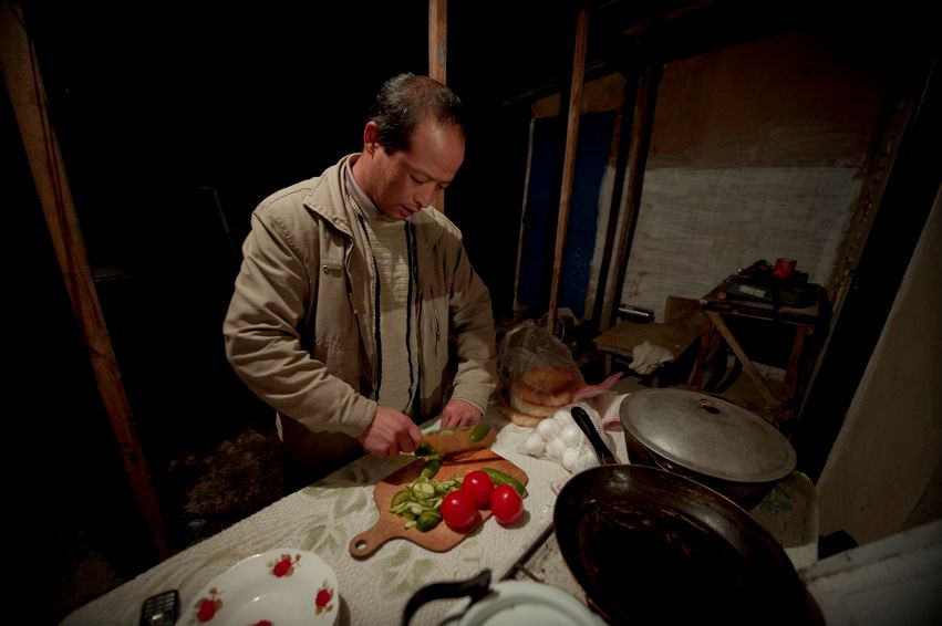 Жизнь людей на барахолке Алматы: торговцы, грузчики и семьи, живущие в микрорайоне «Заря Востока», среди контейнеров, труда и надежд. Алматы, Заря Востока, барахолка, рынок, челноки, мигранты, труд, торговля, городская жизнь, Карлыгаш Нуржан, Shanger.kz