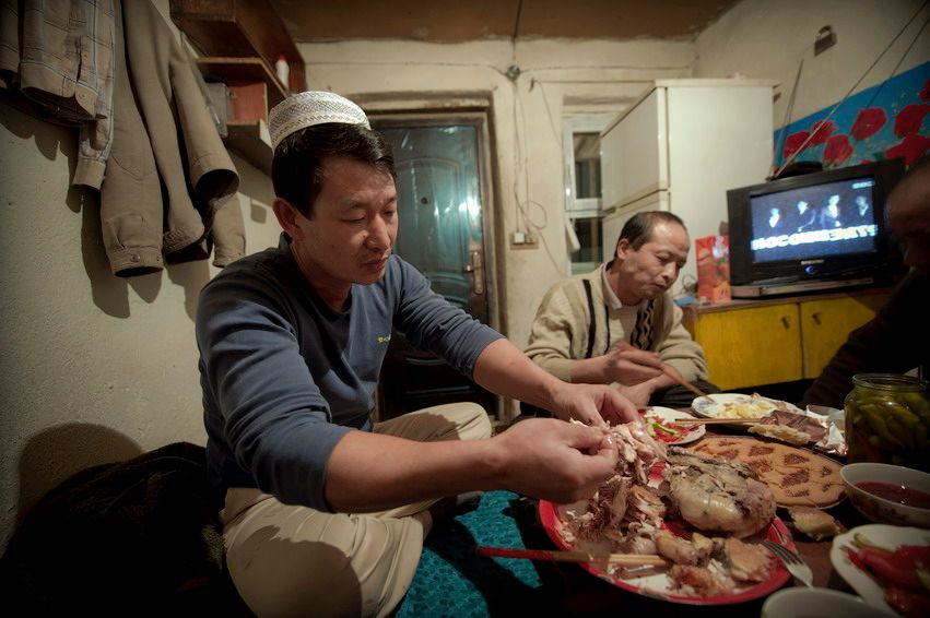 Жизнь людей на барахолке Алматы: торговцы, грузчики и семьи, живущие в микрорайоне «Заря Востока», среди контейнеров, труда и надежд. Алматы, Заря Востока, барахолка, рынок, челноки, мигранты, труд, торговля, городская жизнь, Карлыгаш Нуржан, Shanger.kz