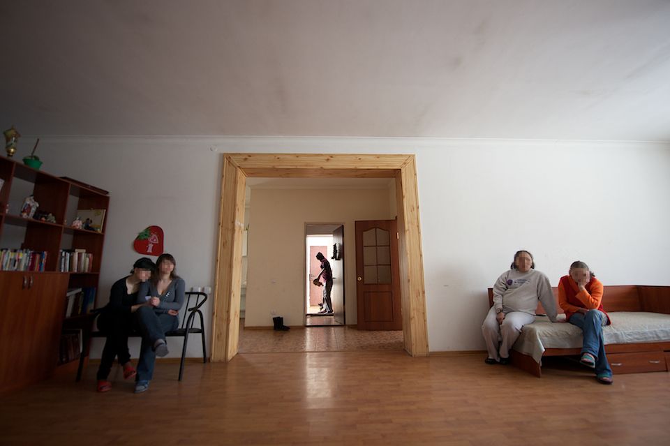 Жертвы торговли людьми и сотрудники центра «Комек» в Астане, оказывающие им юридическую, медицинскую и психологическую помощь, торговля людьми, рабство, центр Комек, Астана, Анна Рыль, социальные проблемы, права человека, жертвы эксплуатации, Казахстан, Shanger.kz