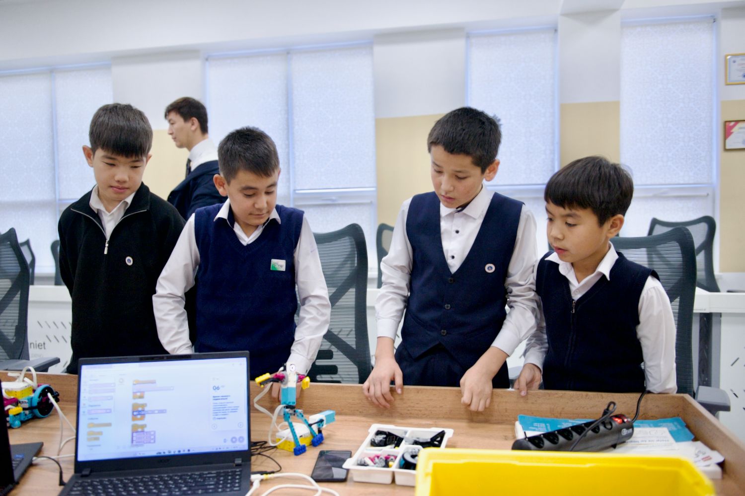 Тәлімгер жобасының кәсіби бағдар мамандары Маңғыстау облысындағы мектептерде оқушылармен сабақ өткізіп, балаларға қабілеттеріне сай мамандық таңдауға көмектесуде, #ЖұмысшыМамандықтарЖылы #Тәлімгер #кәсібиБағдар #білім #Маңғыстау #ТимурҚұлыбаев #HalykҚоры #мектептер #кадрТапшылығы #мамандықТаңдау #Жаңаөзен #Теңге #Батыр #жасМамандар #ҚазақстанБолашағы #экономика #мұғалімдер #оқушылар #мамандық #карьера