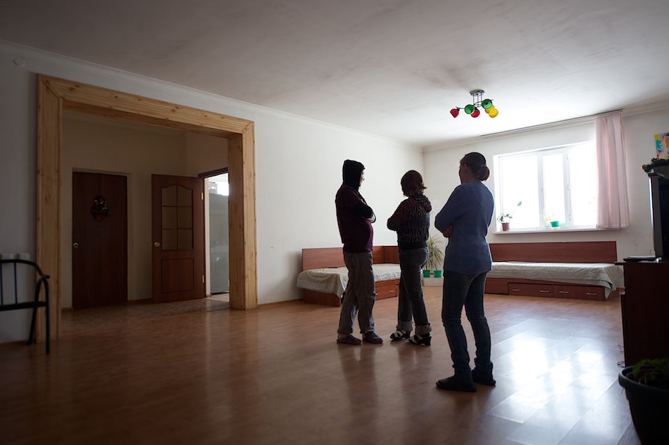 Жертвы торговли людьми и сотрудники центра «Комек» в Астане, оказывающие им юридическую, медицинскую и психологическую помощь, торговля людьми, рабство, центр Комек, Астана, Анна Рыль, социальные проблемы, права человека, жертвы эксплуатации, Казахстан, Shanger.kz