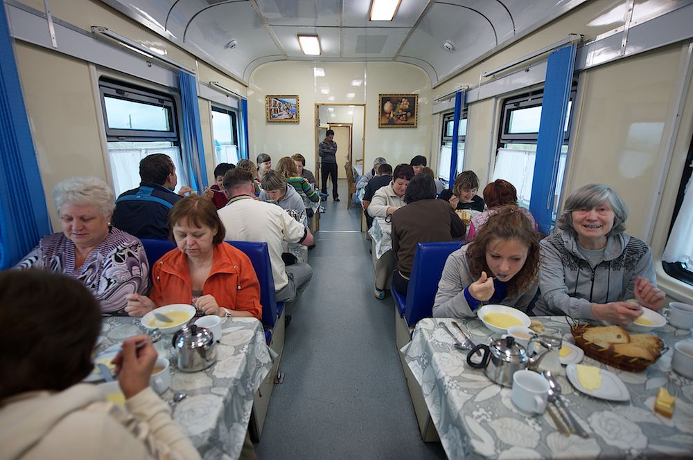 Медицинские поезда «Денсаулык», «Жәрдем» и «Саламатты Казахстан» бесплатно обследуют сельских жителей Казахстана, предоставляя помощь в самых отдалённых регионах. Поезда здоровья, Денсаулык, Жәрдем, Саламатты Казахстан, медицина, село, Казахстан, КТЖ, мобильная помощь, Карлыгаш Нуржан, Shanger.kz