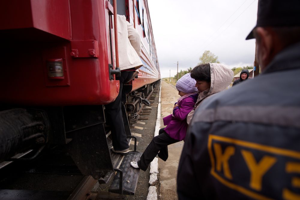 Медицинские поезда «Денсаулык», «Жәрдем» и «Саламатты Казахстан» бесплатно обследуют сельских жителей Казахстана, предоставляя помощь в самых отдалённых регионах. Поезда здоровья, Денсаулык, Жәрдем, Саламатты Казахстан, медицина, село, Казахстан, КТЖ, мобильная помощь, Карлыгаш Нуржан, Shanger.kz
