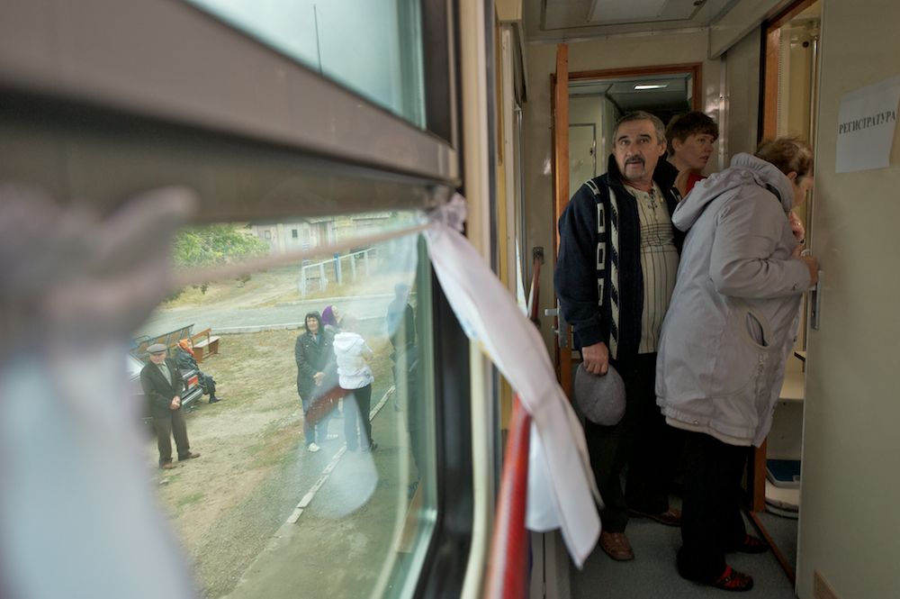 Медицинские поезда «Денсаулык», «Жәрдем» и «Саламатты Казахстан» бесплатно обследуют сельских жителей Казахстана, предоставляя помощь в самых отдалённых регионах. Поезда здоровья, Денсаулык, Жәрдем, Саламатты Казахстан, медицина, село, Казахстан, КТЖ, мобильная помощь, Карлыгаш Нуржан, Shanger.kz