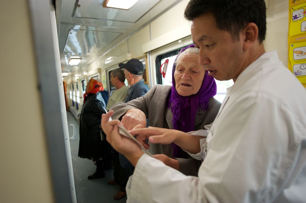 Медицинские поезда «Денсаулык», «Жәрдем» и «Саламатты Казахстан» бесплатно обследуют сельских жителей Казахстана, предоставляя помощь в самых отдалённых регионах. Поезда здоровья, Денсаулык, Жәрдем, Саламатты Казахстан, медицина, село, Казахстан, КТЖ, мобильная помощь, Карлыгаш Нуржан, Shanger.kz