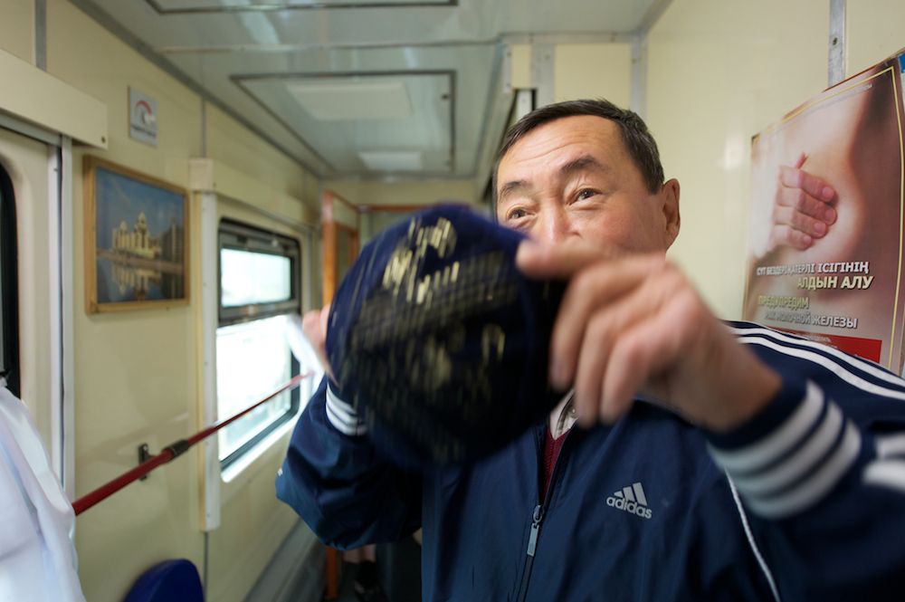 Медицинские поезда «Денсаулык», «Жәрдем» и «Саламатты Казахстан» бесплатно обследуют сельских жителей Казахстана, предоставляя помощь в самых отдалённых регионах. Поезда здоровья, Денсаулык, Жәрдем, Саламатты Казахстан, медицина, село, Казахстан, КТЖ, мобильная помощь, Карлыгаш Нуржан, Shanger.kz