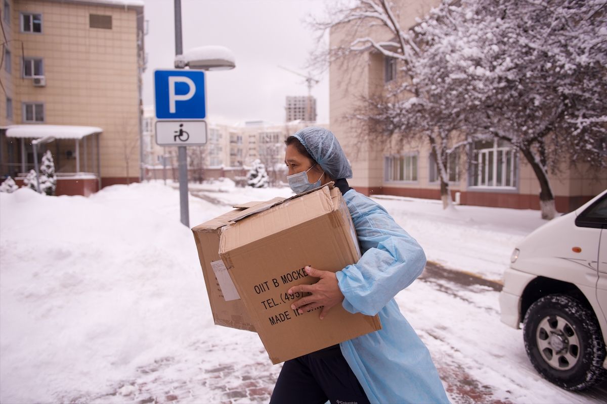 Волонтёры фонда «Амила» в Алматы сортируют одежду и игрушки для детей, больных онкологическими заболеваниями, и передают их в больницы и школы, волонтёры Казахстана, благотворительность, помощь детям, Алматы, Жанна Ахмедова, добрые дела, особое мнение, Ростислав Кобец