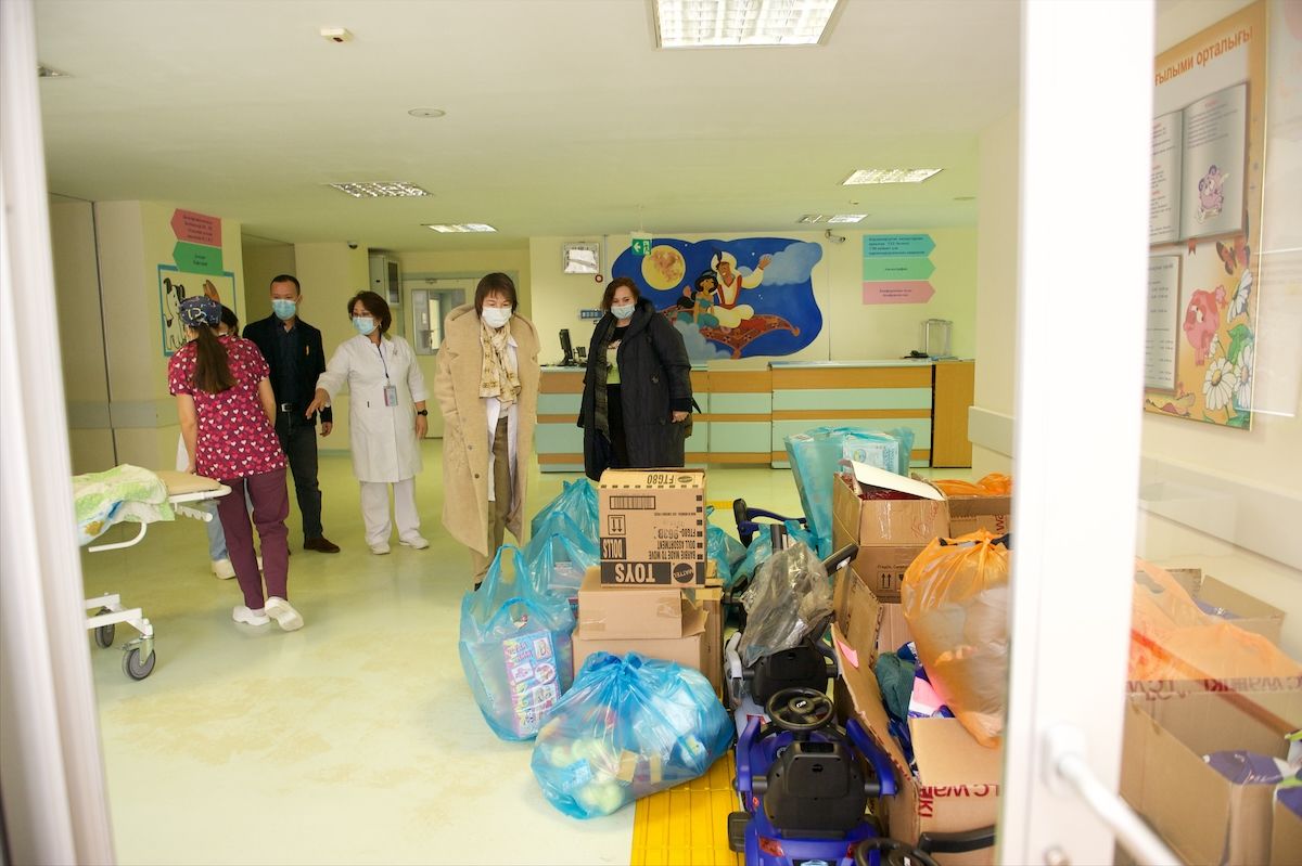 Волонтёры фонда «Амила» в Алматы сортируют одежду и игрушки для детей, больных онкологическими заболеваниями, и передают их в больницы и школы, волонтёры Казахстана, благотворительность, помощь детям, Алматы, Жанна Ахмедова, добрые дела, особое мнение, Ростислав Кобец
