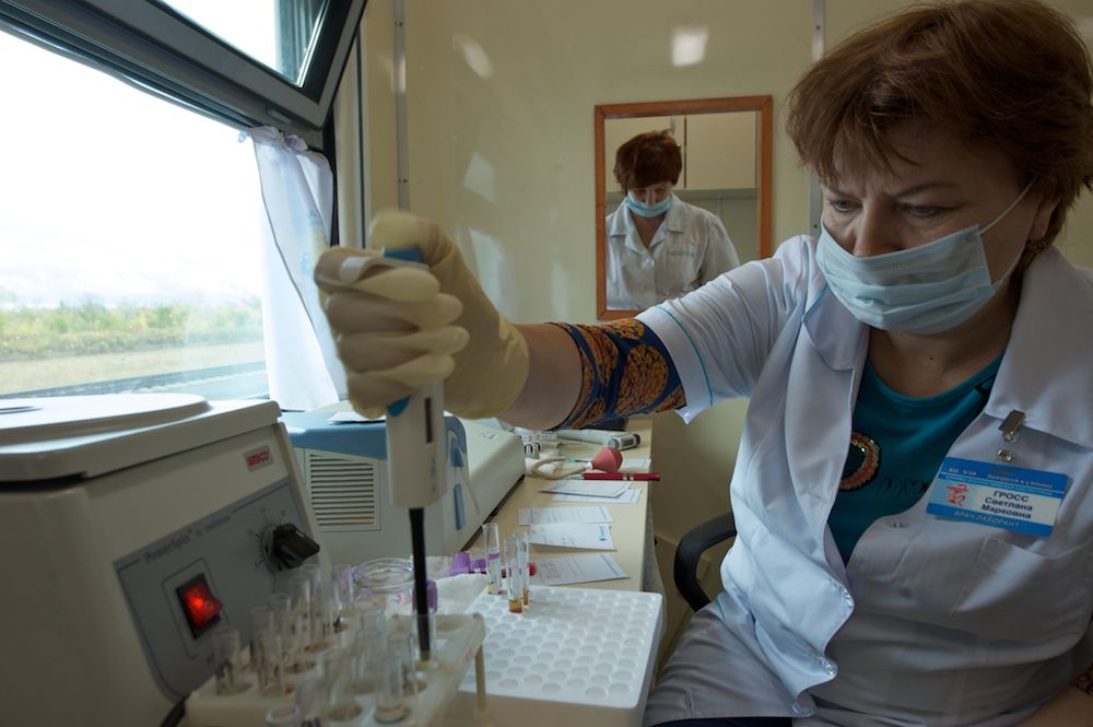 Медицинские поезда «Денсаулык», «Жәрдем» и «Саламатты Казахстан» бесплатно обследуют сельских жителей Казахстана, предоставляя помощь в самых отдалённых регионах. Поезда здоровья, Денсаулык, Жәрдем, Саламатты Казахстан, медицина, село, Казахстан, КТЖ, мобильная помощь, Карлыгаш Нуржан, Shanger.kz