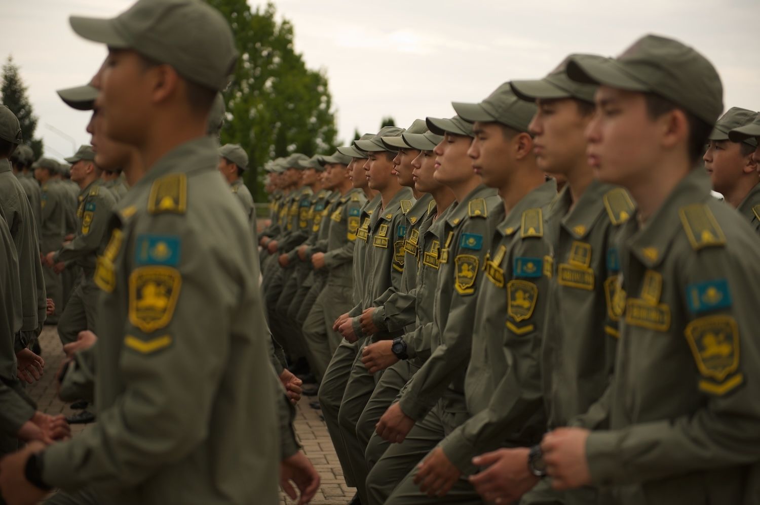 «Арыстан» лицейінің кадеттері сап алаңында және оқу сыныптарында: таудағы жабық лицей өмірінің бір күні. Арыстан, Арыстан лицейі, кадет лицейі, Қазақстан, жасөспірімдер, тәрбие, тәртіп, білім, жабық лицей, фоторепортаж, Shanger, ауылдар, спорт, домбыра, дрондар