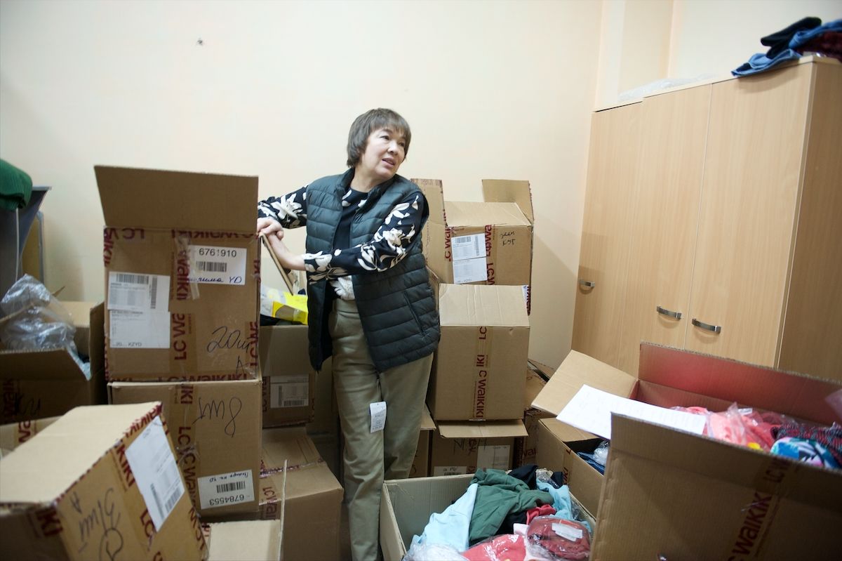 Волонтёры фонда «Амила» в Алматы сортируют одежду и игрушки для детей, больных онкологическими заболеваниями, и передают их в больницы и школы, волонтёры Казахстана, благотворительность, помощь детям, Алматы, Жанна Ахмедова, добрые дела, особое мнение, Ростислав Кобец