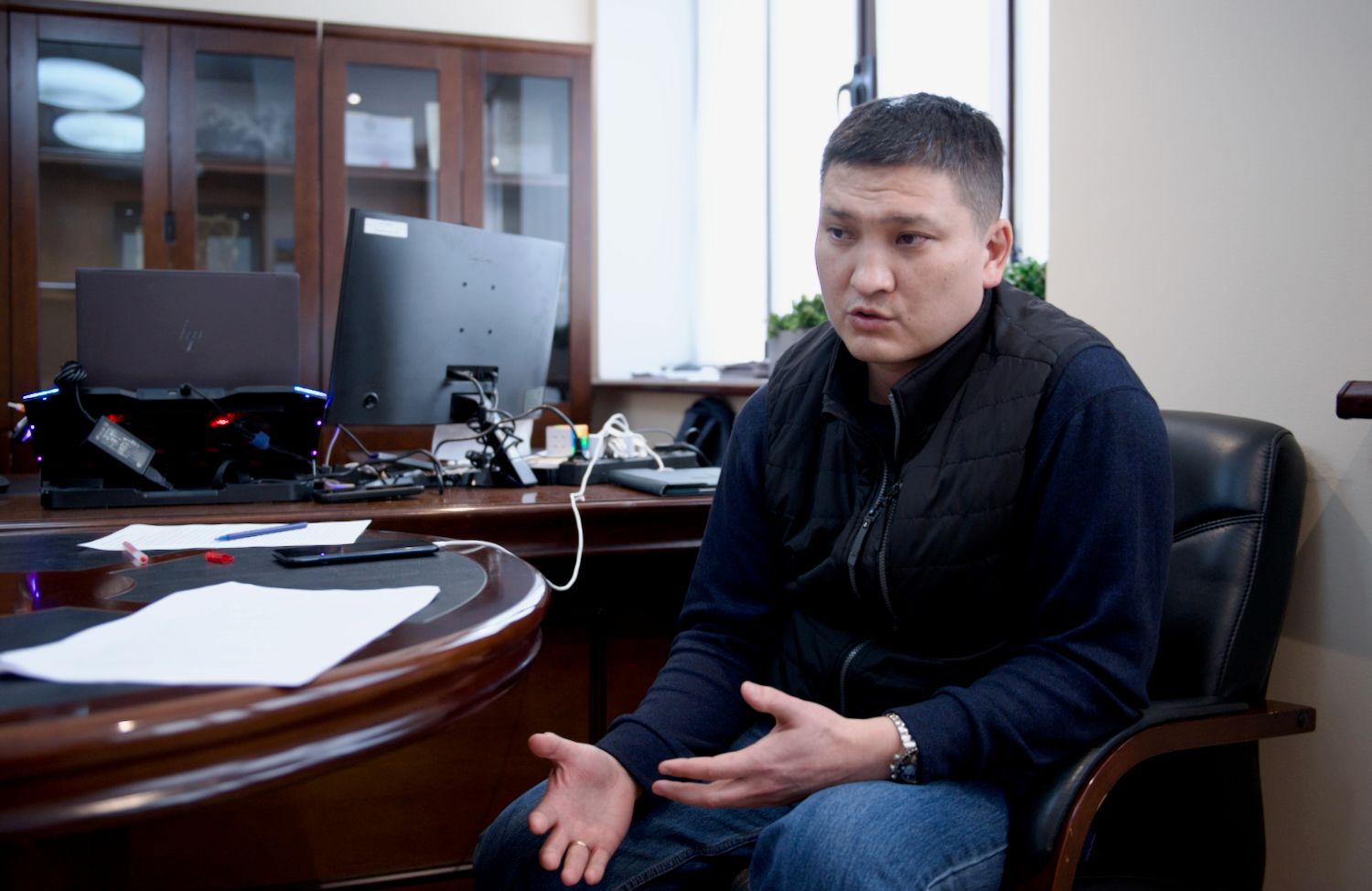 Фоторепортаж о конфликте вокруг перевода школ Казахстана с платформы Kundelik на BilimClass: портреты создателя Kundelik Мухтара Ильясова и его команды в офисе, рабочие процессы IT-специалистов, родители школьников, выражающие недовольство принудительным переходом, обсуждение юридических и цифровых рисков, а также иллюстрации темы электронных журналов и образовательных платформ. Kundelik.kz, Күнделік, BilimClass, Білімкласс, электронный журнал Казахстан, LMS платформа школа, переход школ Алматы, цифровизация образования РК, Министерство просвещения Казахстана, управление образования Алматы, государственно-частное партнёрство, ГЧП образование, Мухтар Ильясов, Тимур Турлов, Freedom Holding Corp, BilimLand, персональные данные детей, родители против перехода, образовательная реформа, судебный спор Kundelik, цифровая инфраструктура школ, серверы НИТ, Shanger.kz