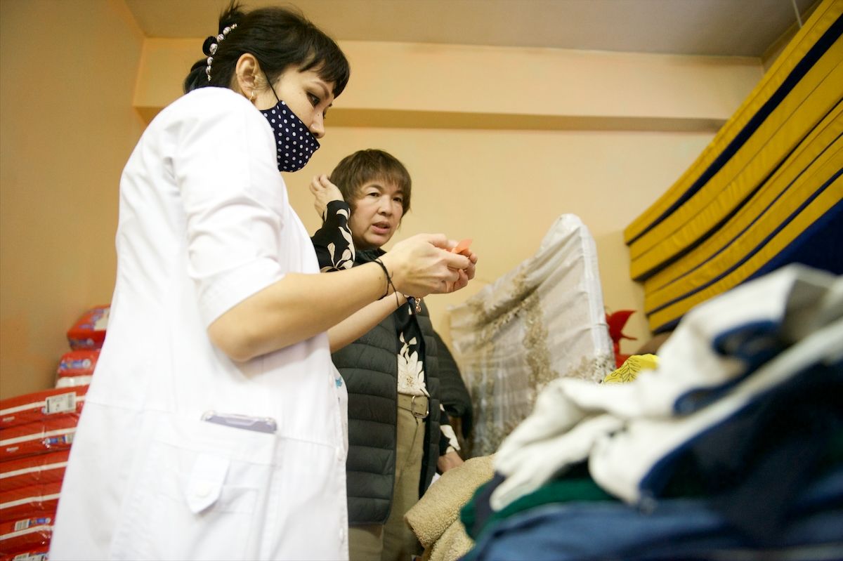 Волонтёры фонда «Амила» в Алматы сортируют одежду и игрушки для детей, больных онкологическими заболеваниями, и передают их в больницы и школы, волонтёры Казахстана, благотворительность, помощь детям, Алматы, Жанна Ахмедова, добрые дела, особое мнение, Ростислав Кобец