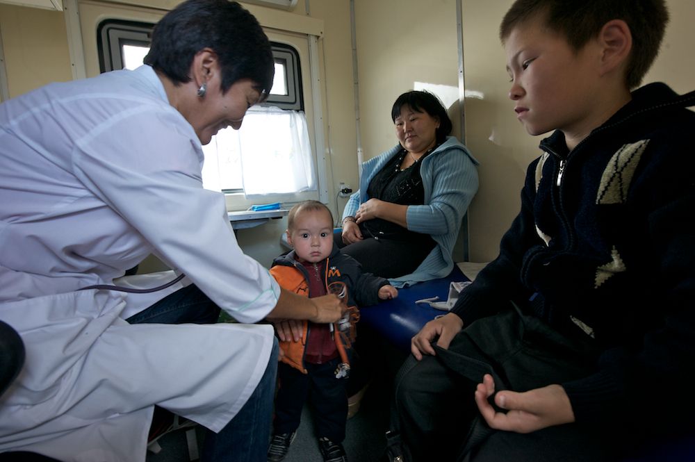 Медицинские поезда «Денсаулык», «Жәрдем» и «Саламатты Казахстан» бесплатно обследуют сельских жителей Казахстана, предоставляя помощь в самых отдалённых регионах. Поезда здоровья, Денсаулык, Жәрдем, Саламатты Казахстан, медицина, село, Казахстан, КТЖ, мобильная помощь, Карлыгаш Нуржан, Shanger.kz