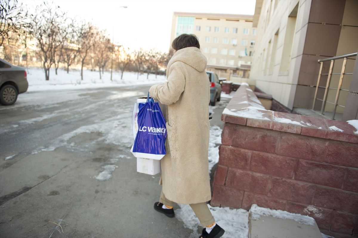 Волонтёры фонда «Амила» в Алматы сортируют одежду и игрушки для детей, больных онкологическими заболеваниями, и передают их в больницы и школы, волонтёры Казахстана, благотворительность, помощь детям, Алматы, Жанна Ахмедова, добрые дела, особое мнение, Ростислав Кобец