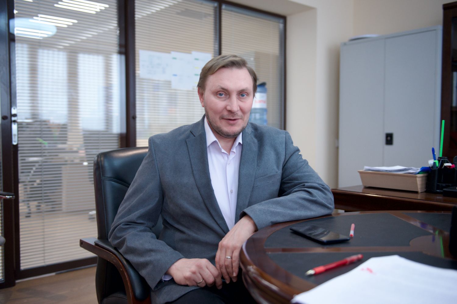 Фоторепортаж о конфликте вокруг перевода школ Казахстана с платформы Kundelik на BilimClass: портреты создателя Kundelik Мухтара Ильясова и его команды в офисе, рабочие процессы IT-специалистов, родители школьников, выражающие недовольство принудительным переходом, обсуждение юридических и цифровых рисков, а также иллюстрации темы электронных журналов и образовательных платформ. Kundelik.kz, Күнделік, BilimClass, Білімкласс, электронный журнал Казахстан, LMS платформа школа, переход школ Алматы, цифровизация образования РК, Министерство просвещения Казахстана, управление образования Алматы, государственно-частное партнёрство, ГЧП образование, Мухтар Ильясов, Тимур Турлов, Freedom Holding Corp, BilimLand, персональные данные детей, родители против перехода, образовательная реформа, судебный спор Kundelik, цифровая инфраструктура школ, серверы НИТ, Shanger.kz