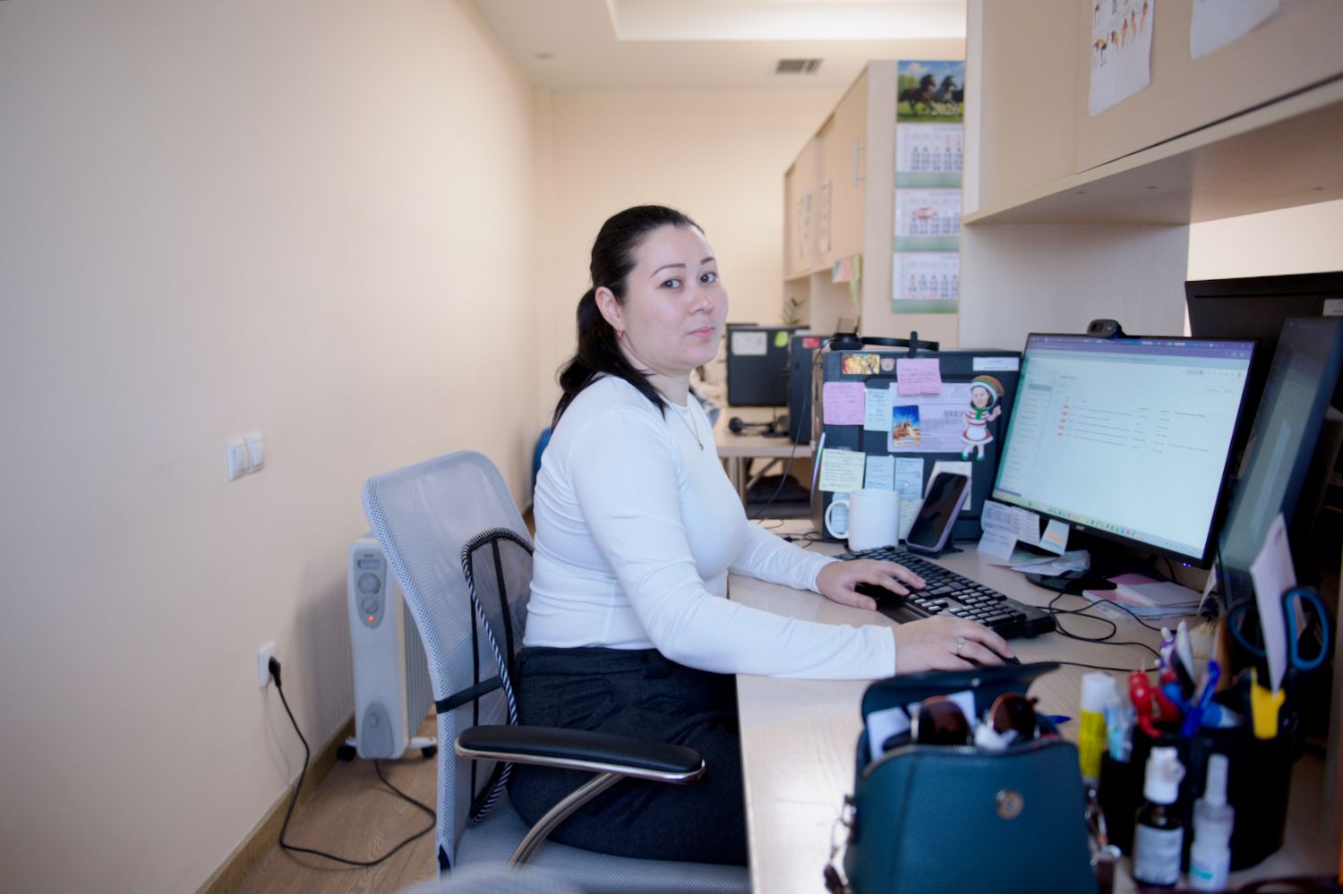 Фоторепортаж о конфликте вокруг перевода школ Казахстана с платформы Kundelik на BilimClass: портреты создателя Kundelik Мухтара Ильясова и его команды в офисе, рабочие процессы IT-специалистов, родители школьников, выражающие недовольство принудительным переходом, обсуждение юридических и цифровых рисков, а также иллюстрации темы электронных журналов и образовательных платформ. Kundelik.kz, Күнделік, BilimClass, Білімкласс, электронный журнал Казахстан, LMS платформа школа, переход школ Алматы, цифровизация образования РК, Министерство просвещения Казахстана, управление образования Алматы, государственно-частное партнёрство, ГЧП образование, Мухтар Ильясов, Тимур Турлов, Freedom Holding Corp, BilimLand, персональные данные детей, родители против перехода, образовательная реформа, судебный спор Kundelik, цифровая инфраструктура школ, серверы НИТ, Shanger.kz