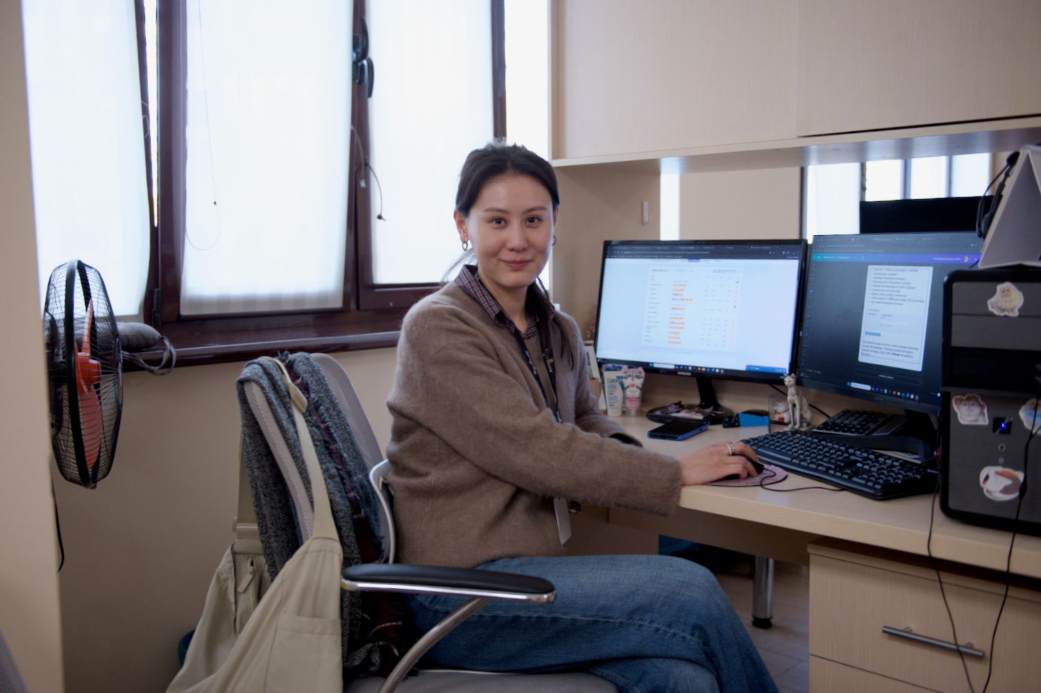 Фоторепортаж о конфликте вокруг перевода школ Казахстана с платформы Kundelik на BilimClass: портреты создателя Kundelik Мухтара Ильясова и его команды в офисе, рабочие процессы IT-специалистов, родители школьников, выражающие недовольство принудительным переходом, обсуждение юридических и цифровых рисков, а также иллюстрации темы электронных журналов и образовательных платформ. Kundelik.kz, Күнделік, BilimClass, Білімкласс, электронный журнал Казахстан, LMS платформа школа, переход школ Алматы, цифровизация образования РК, Министерство просвещения Казахстана, управление образования Алматы, государственно-частное партнёрство, ГЧП образование, Мухтар Ильясов, Тимур Турлов, Freedom Holding Corp, BilimLand, персональные данные детей, родители против перехода, образовательная реформа, судебный спор Kundelik, цифровая инфраструктура школ, серверы НИТ, Shanger.kz