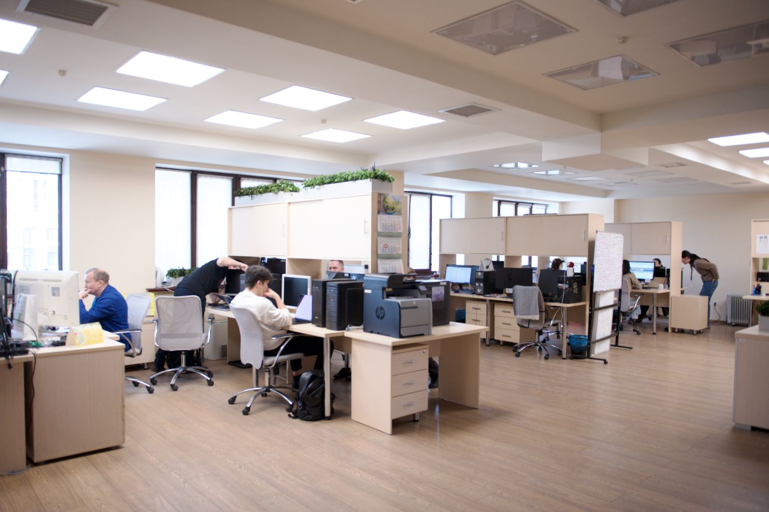 Фоторепортаж о конфликте вокруг перевода школ Казахстана с платформы Kundelik на BilimClass: портреты создателя Kundelik Мухтара Ильясова и его команды в офисе, рабочие процессы IT-специалистов, родители школьников, выражающие недовольство принудительным переходом, обсуждение юридических и цифровых рисков, а также иллюстрации темы электронных журналов и образовательных платформ. Kundelik.kz, Күнделік, BilimClass, Білімкласс, электронный журнал Казахстан, LMS платформа школа, переход школ Алматы, цифровизация образования РК, Министерство просвещения Казахстана, управление образования Алматы, государственно-частное партнёрство, ГЧП образование, Мухтар Ильясов, Тимур Турлов, Freedom Holding Corp, BilimLand, персональные данные детей, родители против перехода, образовательная реформа, судебный спор Kundelik, цифровая инфраструктура школ, серверы НИТ, Shanger.kz