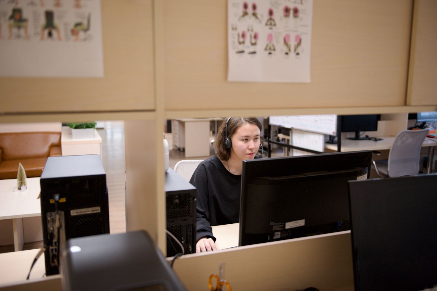 Фоторепортаж о конфликте вокруг перевода школ Казахстана с платформы Kundelik на BilimClass: портреты создателя Kundelik Мухтара Ильясова и его команды в офисе, рабочие процессы IT-специалистов, родители школьников, выражающие недовольство принудительным переходом, обсуждение юридических и цифровых рисков, а также иллюстрации темы электронных журналов и образовательных платформ. Kundelik.kz, Күнделік, BilimClass, Білімкласс, электронный журнал Казахстан, LMS платформа школа, переход школ Алматы, цифровизация образования РК, Министерство просвещения Казахстана, управление образования Алматы, государственно-частное партнёрство, ГЧП образование, Мухтар Ильясов, Тимур Турлов, Freedom Holding Corp, BilimLand, персональные данные детей, родители против перехода, образовательная реформа, судебный спор Kundelik, цифровая инфраструктура школ, серверы НИТ, Shanger.kz