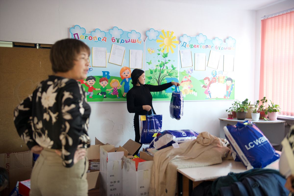 Волонтёры фонда «Амила» в Алматы сортируют одежду и игрушки для детей, больных онкологическими заболеваниями, и передают их в больницы и школы, волонтёры Казахстана, благотворительность, помощь детям, Алматы, Жанна Ахмедова, добрые дела, особое мнение, Ростислав Кобец