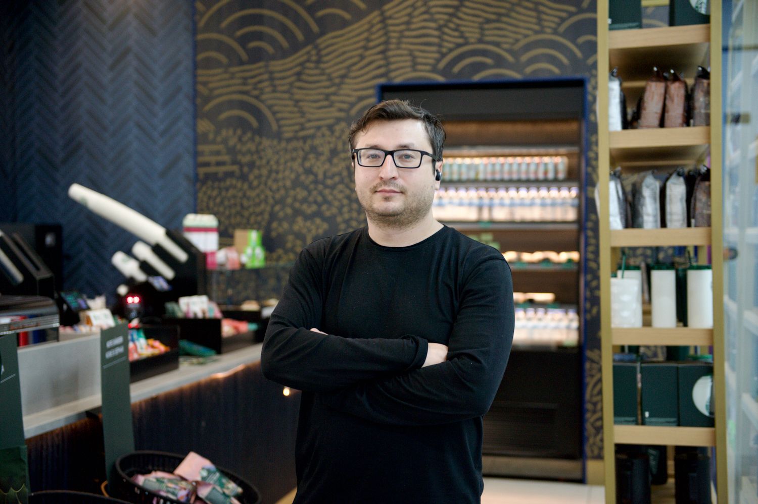 Фоторепортаж о конфликте вокруг перевода школ Казахстана с платформы Kundelik на BilimClass: портреты создателя Kundelik Мухтара Ильясова и его команды в офисе, рабочие процессы IT-специалистов, родители школьников, выражающие недовольство принудительным переходом, обсуждение юридических и цифровых рисков, а также иллюстрации темы электронных журналов и образовательных платформ. Kundelik.kz, Күнделік, BilimClass, Білімкласс, электронный журнал Казахстан, LMS платформа школа, переход школ Алматы, цифровизация образования РК, Министерство просвещения Казахстана, управление образования Алматы, государственно-частное партнёрство, ГЧП образование, Мухтар Ильясов, Тимур Турлов, Freedom Holding Corp, BilimLand, персональные данные детей, родители против перехода, образовательная реформа, судебный спор Kundelik, цифровая инфраструктура школ, серверы НИТ, Shanger.kz