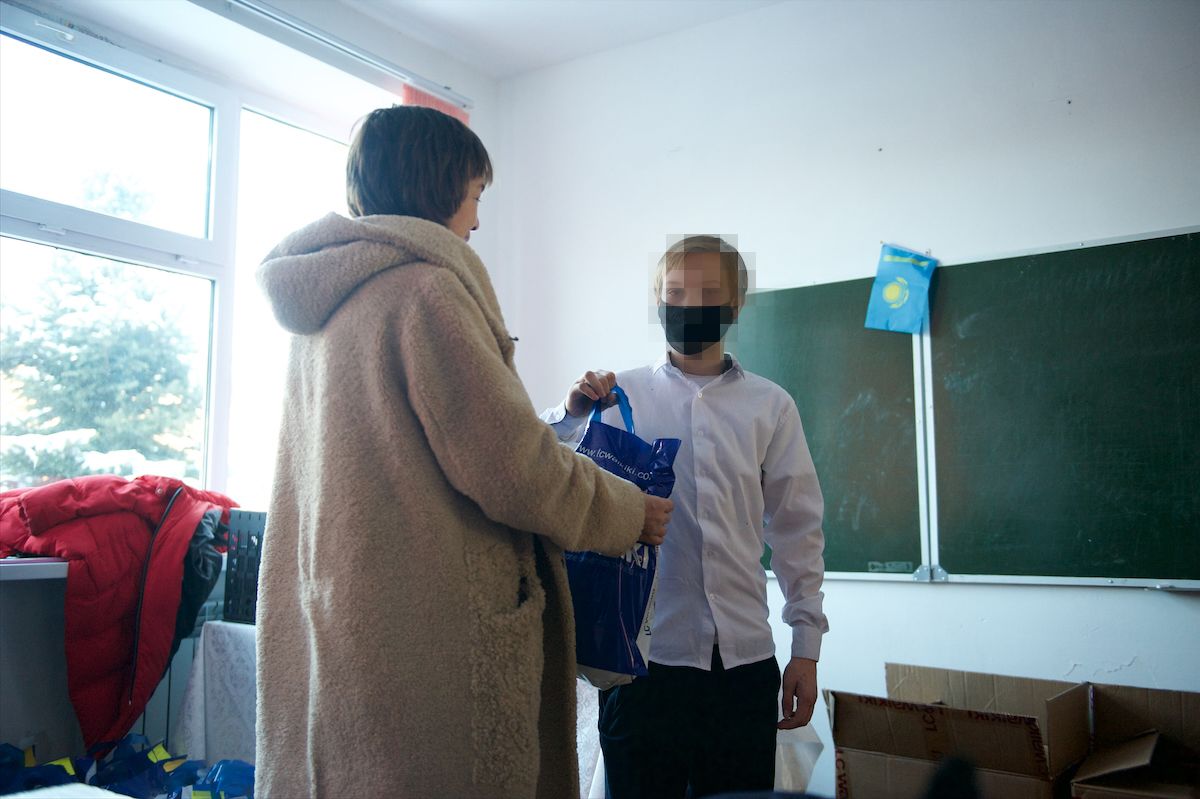 Волонтёры фонда «Амила» в Алматы сортируют одежду и игрушки для детей, больных онкологическими заболеваниями, и передают их в больницы и школы, волонтёры Казахстана, благотворительность, помощь детям, Алматы, Жанна Ахмедова, добрые дела, особое мнение, Ростислав Кобец