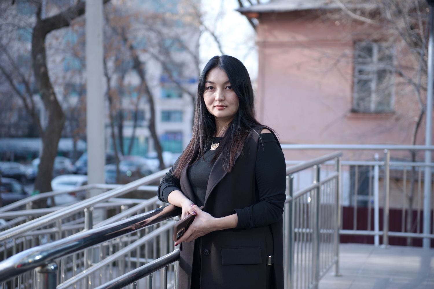 Фоторепортаж о конфликте вокруг перевода школ Казахстана с платформы Kundelik на BilimClass: портреты создателя Kundelik Мухтара Ильясова и его команды в офисе, рабочие процессы IT-специалистов, родители школьников, выражающие недовольство принудительным переходом, обсуждение юридических и цифровых рисков, а также иллюстрации темы электронных журналов и образовательных платформ. Kundelik.kz, Күнделік, BilimClass, Білімкласс, электронный журнал Казахстан, LMS платформа школа, переход школ Алматы, цифровизация образования РК, Министерство просвещения Казахстана, управление образования Алматы, государственно-частное партнёрство, ГЧП образование, Мухтар Ильясов, Тимур Турлов, Freedom Holding Corp, BilimLand, персональные данные детей, родители против перехода, образовательная реформа, судебный спор Kundelik, цифровая инфраструктура школ, серверы НИТ, Shanger.kz