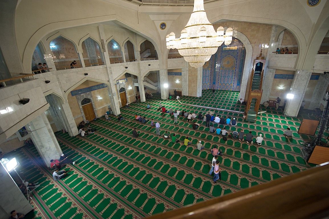 Ночь Лейлату-л-Кадр в Центральной мечети Алматы, молитвы, чтение Корана и ночь прощения верующих. Ислам, Лейлату-л-Кадр, ночь предопределения, ночь Могущества, мечеть Алматы, Рамадан, молитва, Коран, Казахстан, религия, Shanger.kz, Карлыгаш Нуржан