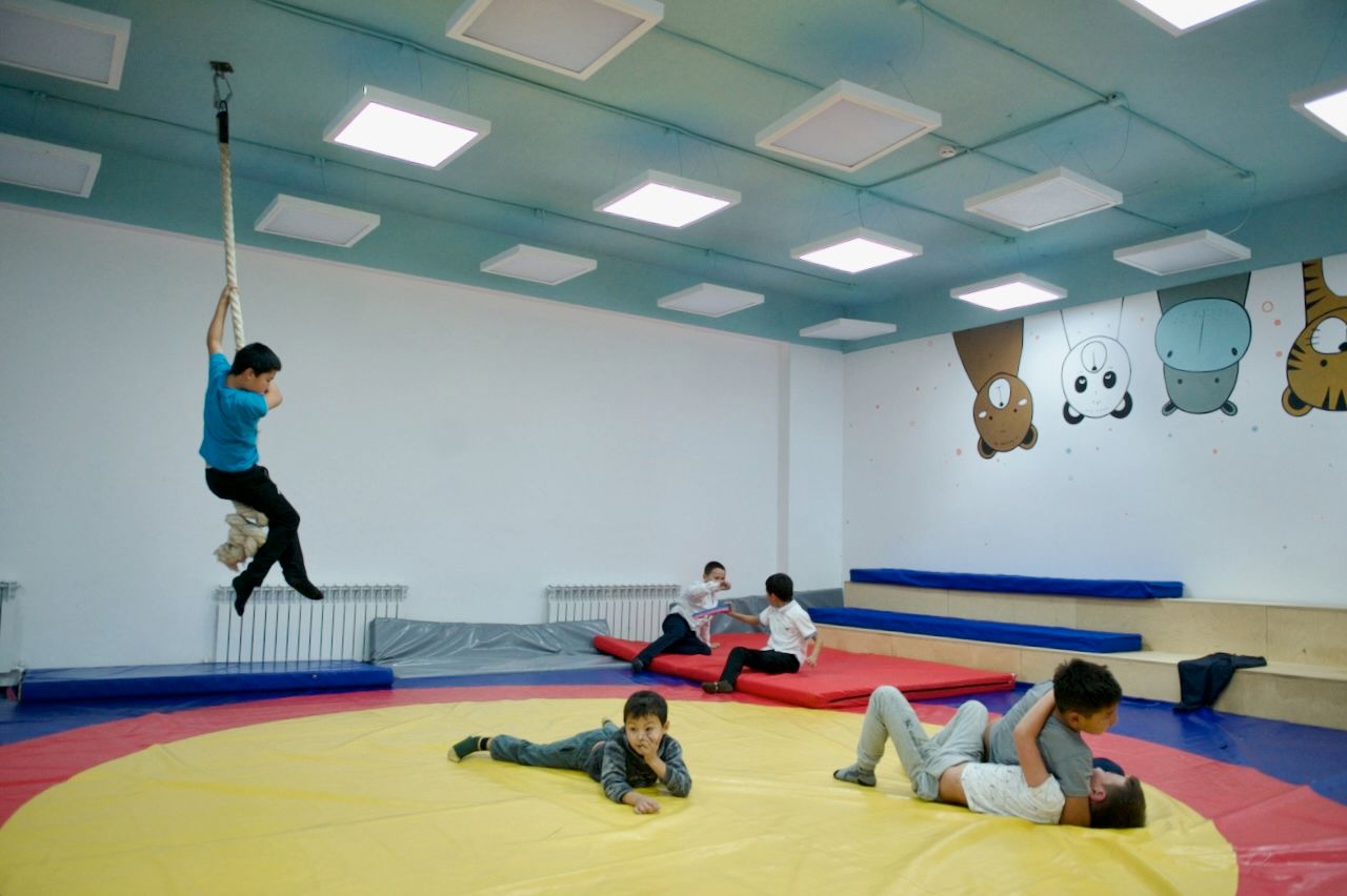 Ybyrai mektebi, сельское образование, инновационная школа, Восточный Казахстан, Құлынжон, образование в селе, педагогические инновации, Айдын Рахимбаев, Aralbek Berikuly, развитие регионов, человеческий капитал, казахстанская школа будущего. Школа «Ybyrai mektebi» в селе Құлынжон Восточного Казахстана — пример того, как инновационный подход и сильная команда педагогов меняют качество сельского образования.